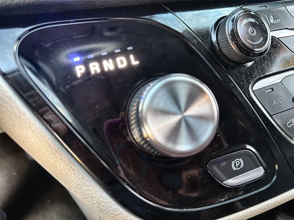 Used 2023 Chrysler Pacifica Limited w/ Uconnect Theater Family Group image 22