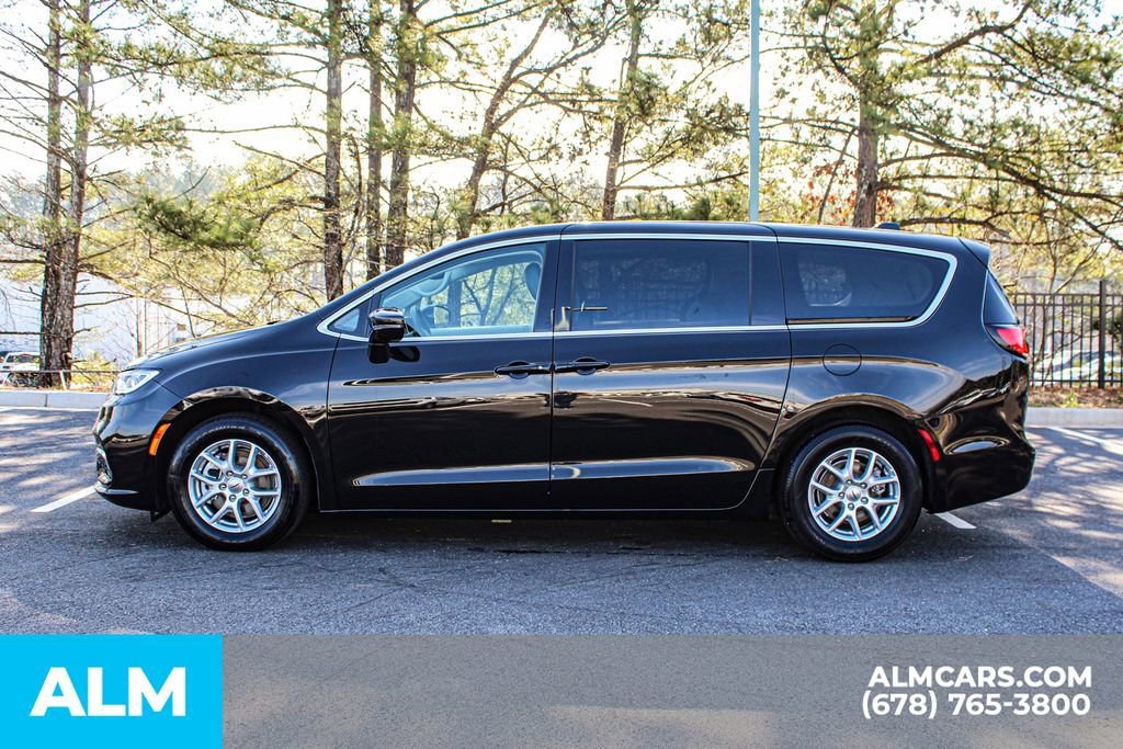 Used 2024 Chrysler Pacifica Touring-L image 7