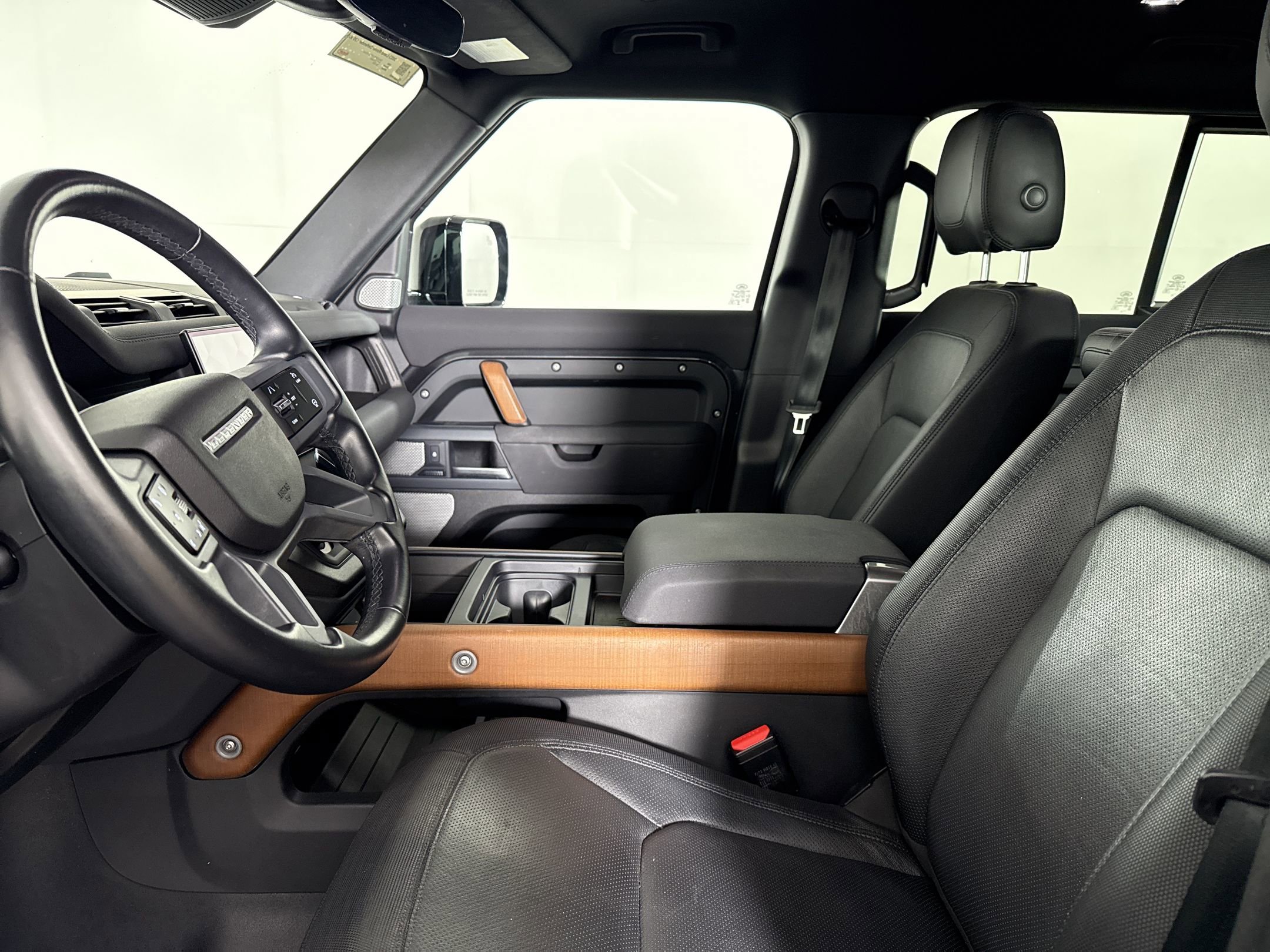 Used 2023 Land Rover Defender 130 X-Dynamic SE image 6