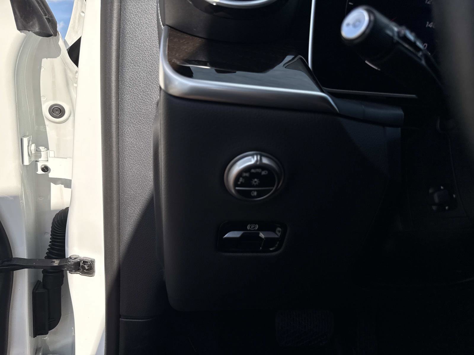 Used 2024 Mercedes-Benz GLC 300 4MATIC image 32