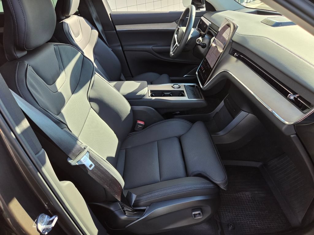New 2025 Volvo EX90 Plus AWD/4WD image 23