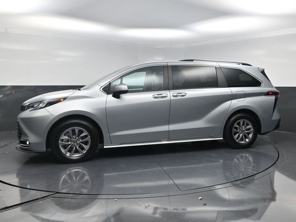 Used 2024 Toyota Sienna XLE image 3