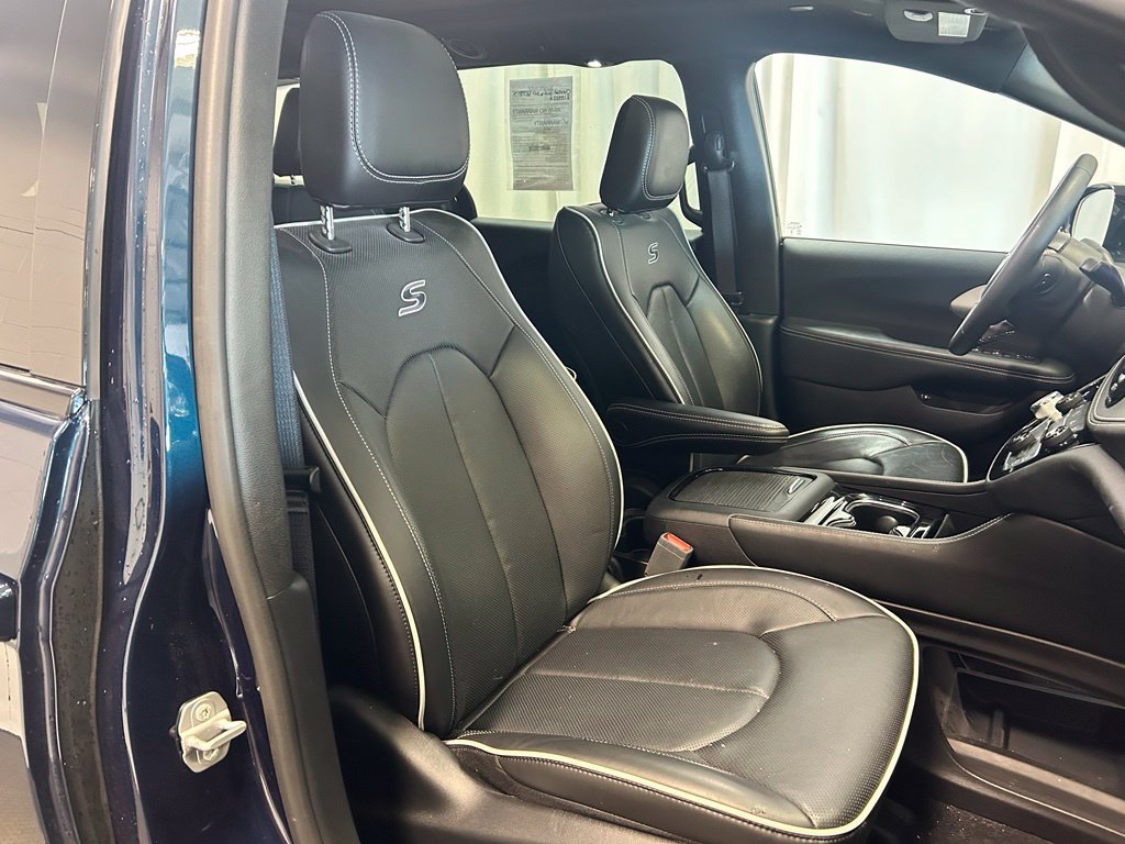 Used 2025 Chrysler Pacifica Premium FWD image 25