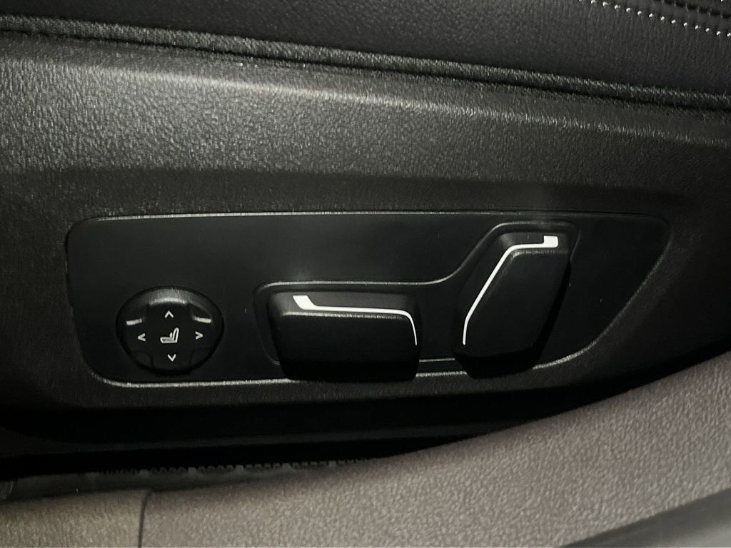 New 2025 BMW 330i xDrive Sedan w/ Convenience Package image 12