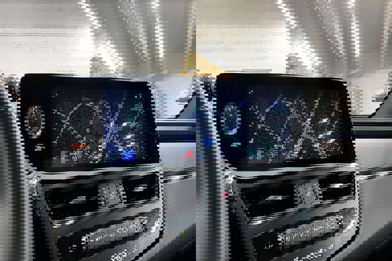 Used 2025 Lexus ES 300h w/ Premium Package image 33