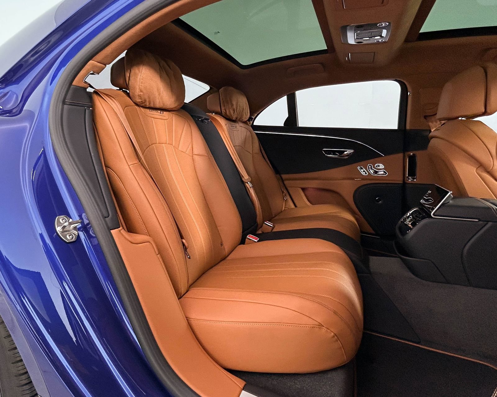 Used 2024 Bentley Flying Spur V8 image 31