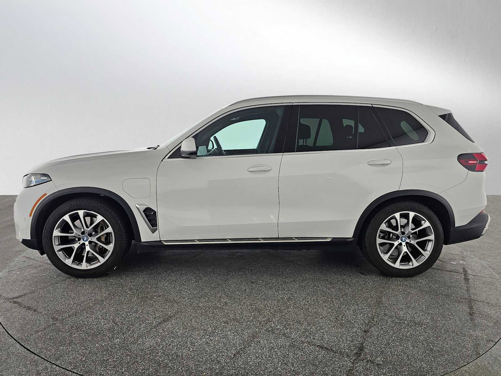 Used 2024 BMW X5 xDrive50e image 2