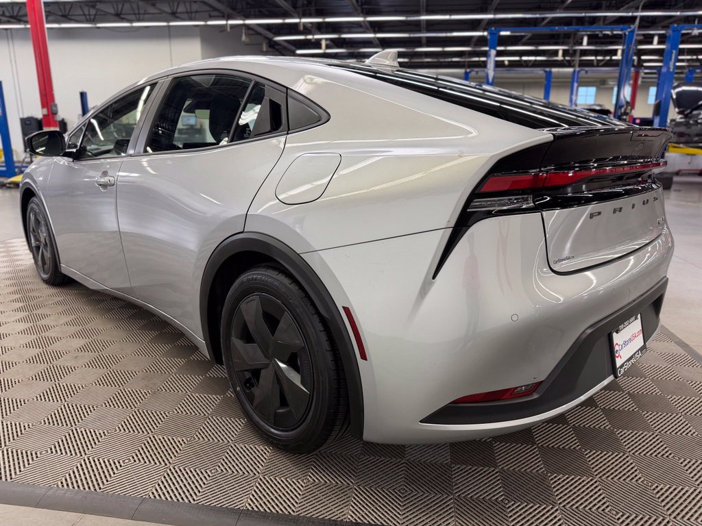 Used 2025 Toyota Prius LE FWD image 5