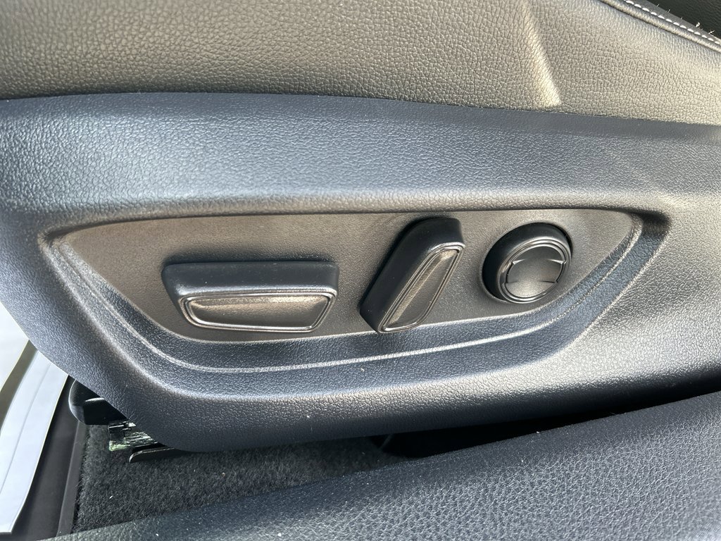 Used 2025 Toyota Camry SE AWD/4WD image 18