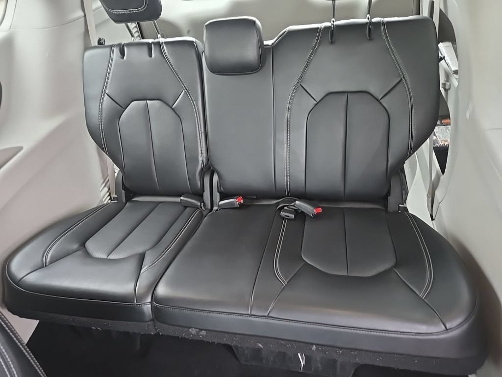 Used 2024 Chrysler Pacifica Touring-L FWD image 26