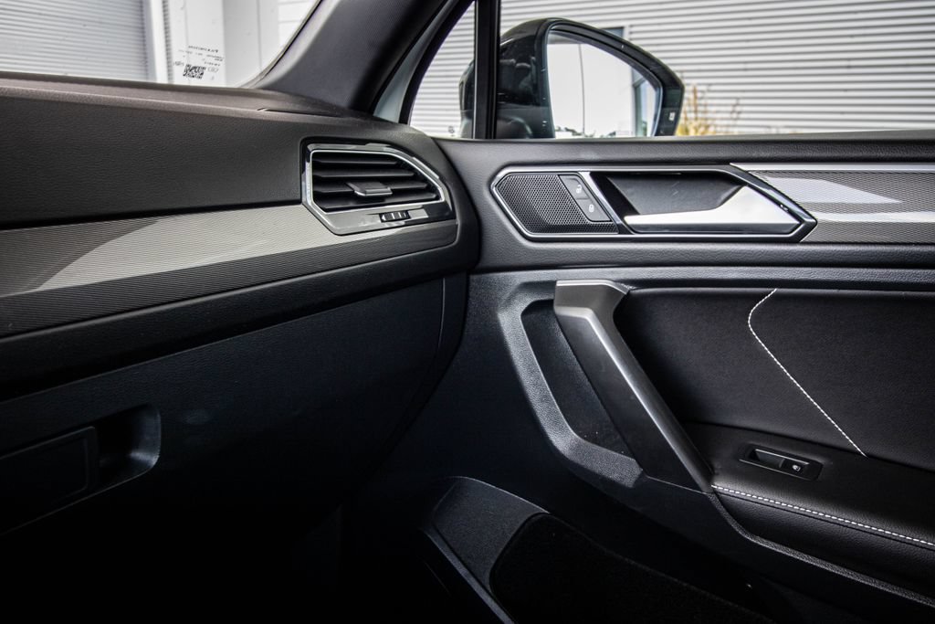 Certified 2023 Volkswagen Tiguan SE R-Line FWD image 30
