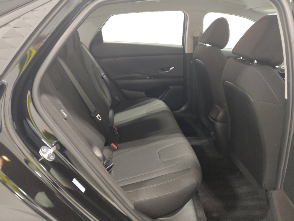 Used 2025 Hyundai Elantra SE FWD image 19