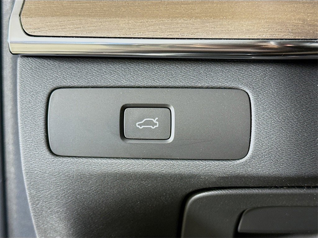 New 2025 Volvo XC90 B5 Plus w/ Protection Package image 10