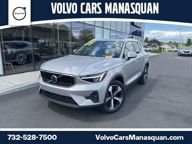 Used 2025 Volvo XC40 B5 Plus AWD/4WD image 1