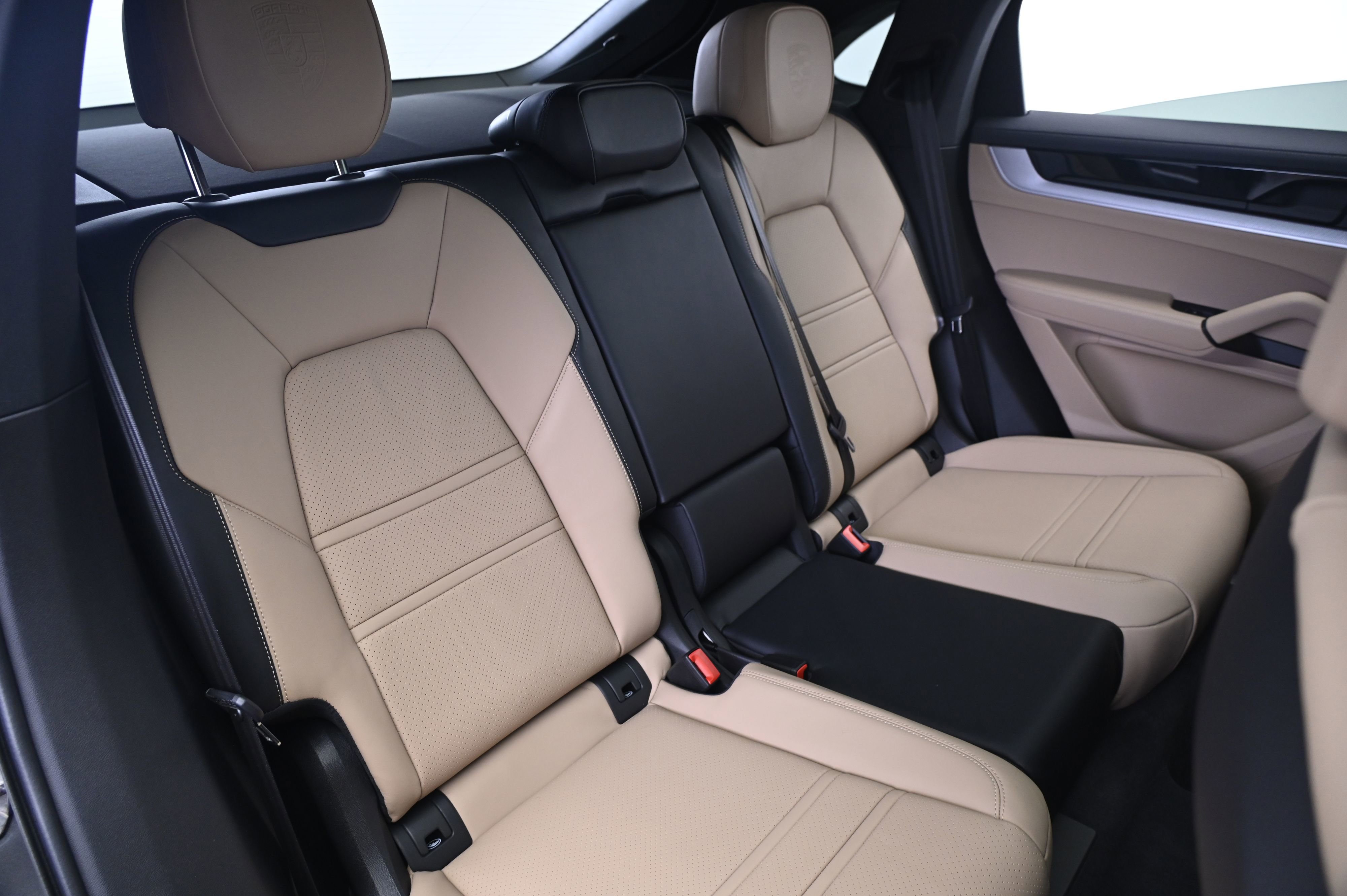 Certified 2024 Porsche Cayenne Coupe image 19