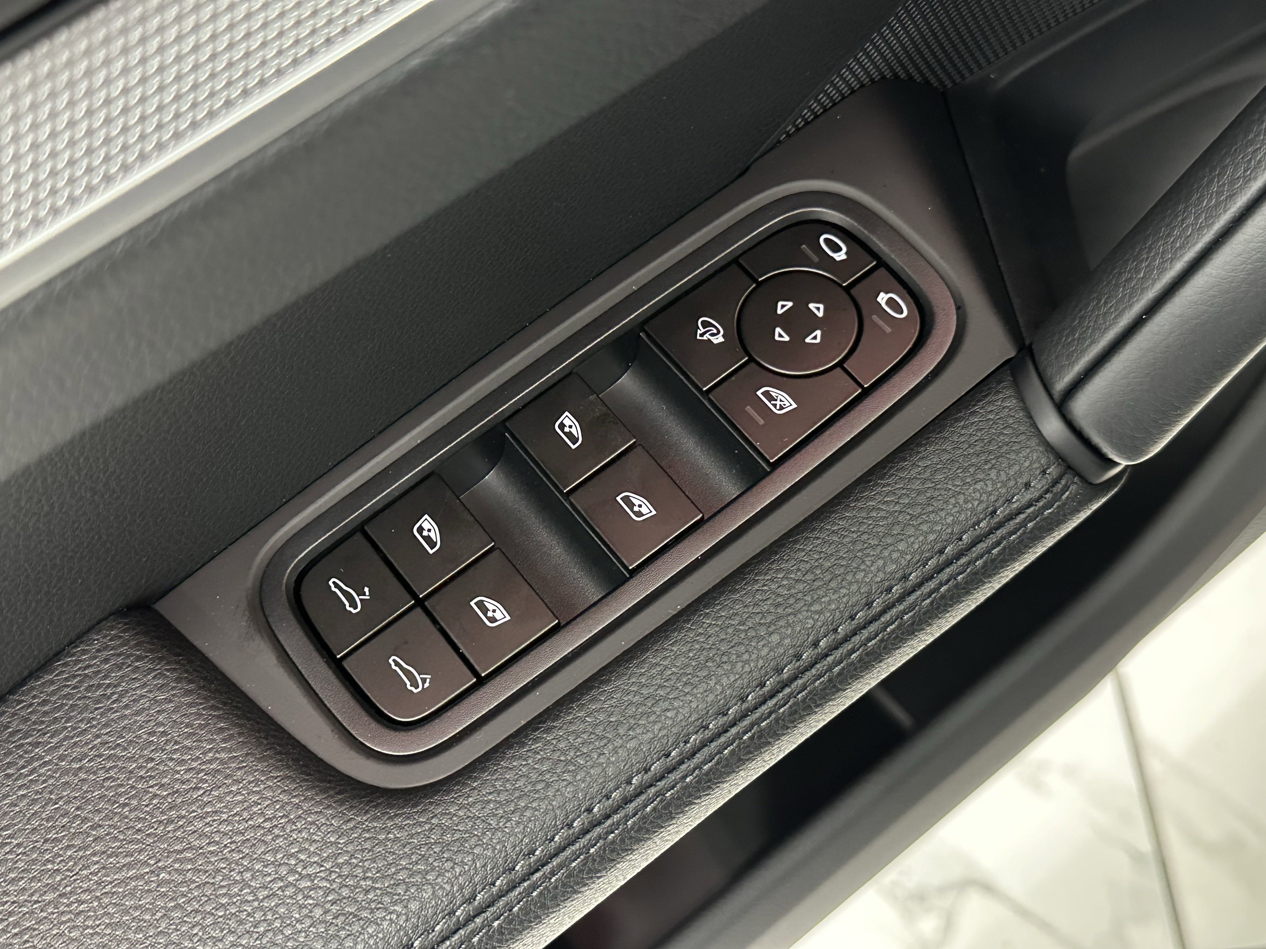 Certified 2025 Porsche Cayenne image 28