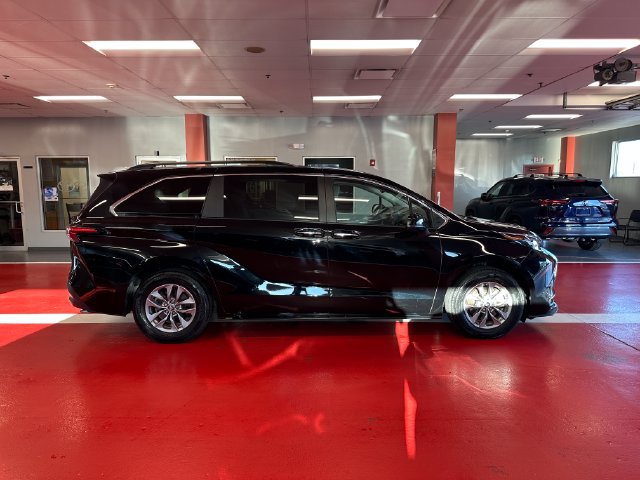 Certified 2026 Toyota Sienna XLE FWD image 3