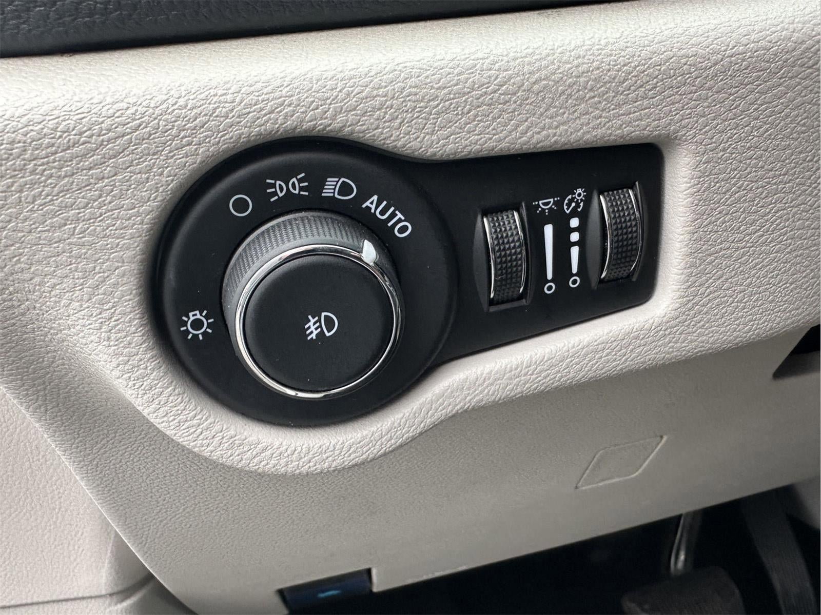 Used 2024 Chrysler Pacifica Select FWD image 19