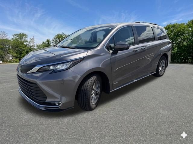 Used 2021 Toyota Sienna XLE w/ XLE Plus Package AWD/4WD image 4