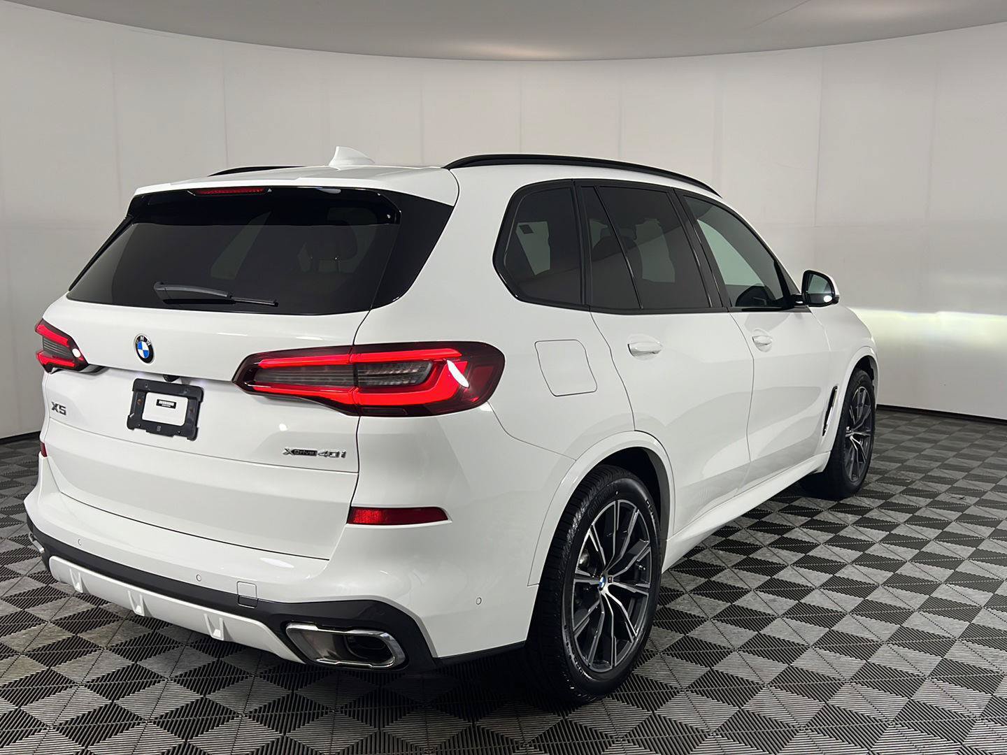 Used 2023 BMW X5 xDrive40i w/ M Sport Package AWD/4WD image 5