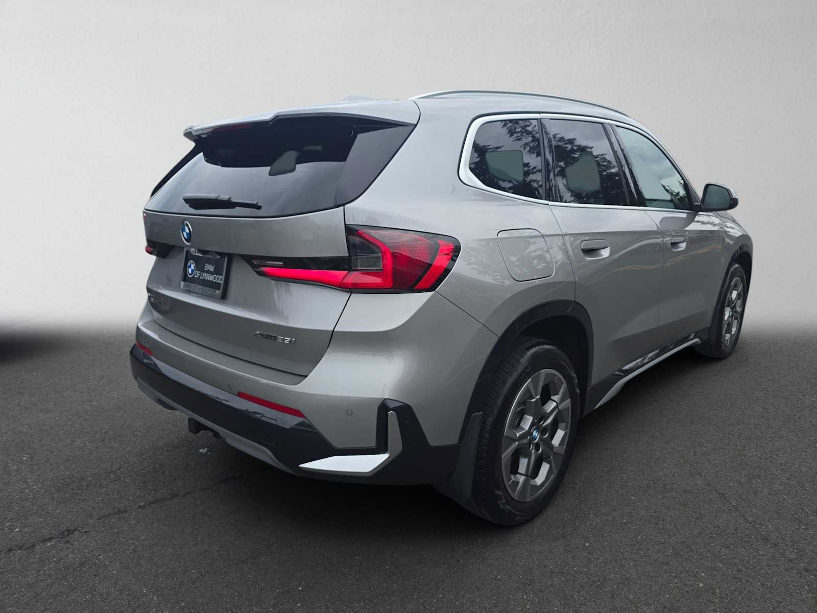 Used 2025 BMW X1 xDrive28i w/ Convenience Package AWD/4WD image 3
