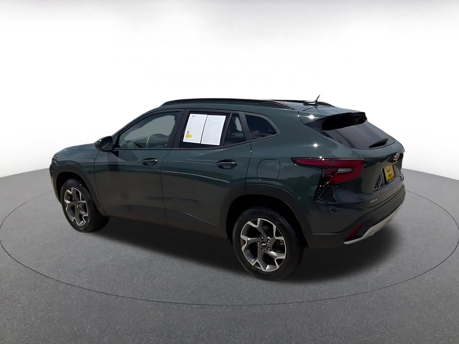Used 2025 Chevrolet Trax LT FWD image 9