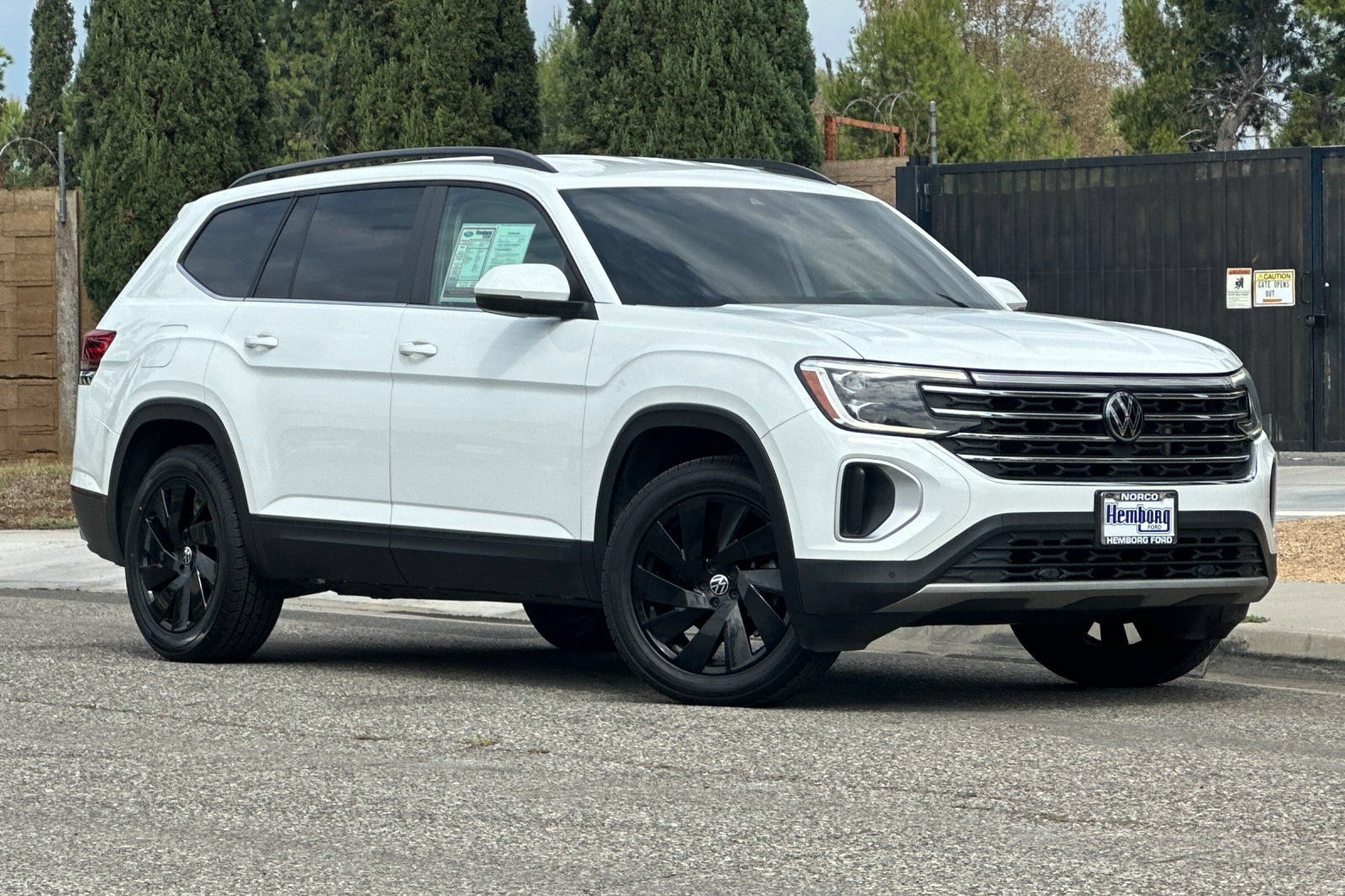 Used 2024 Volkswagen Atlas SE FWD image 2