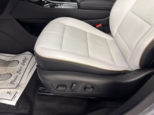 Used 2025 Chevrolet Traverse High Country image 29