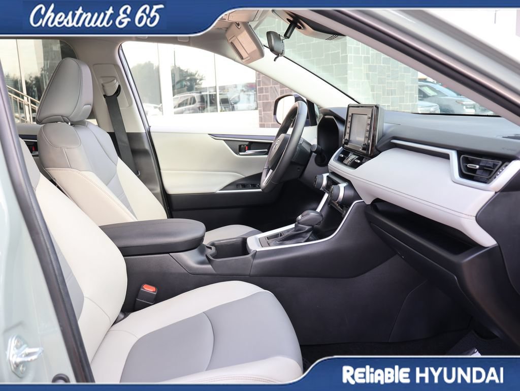 Used 2022 Toyota RAV4 XLE Premium AWD/4WD image 9