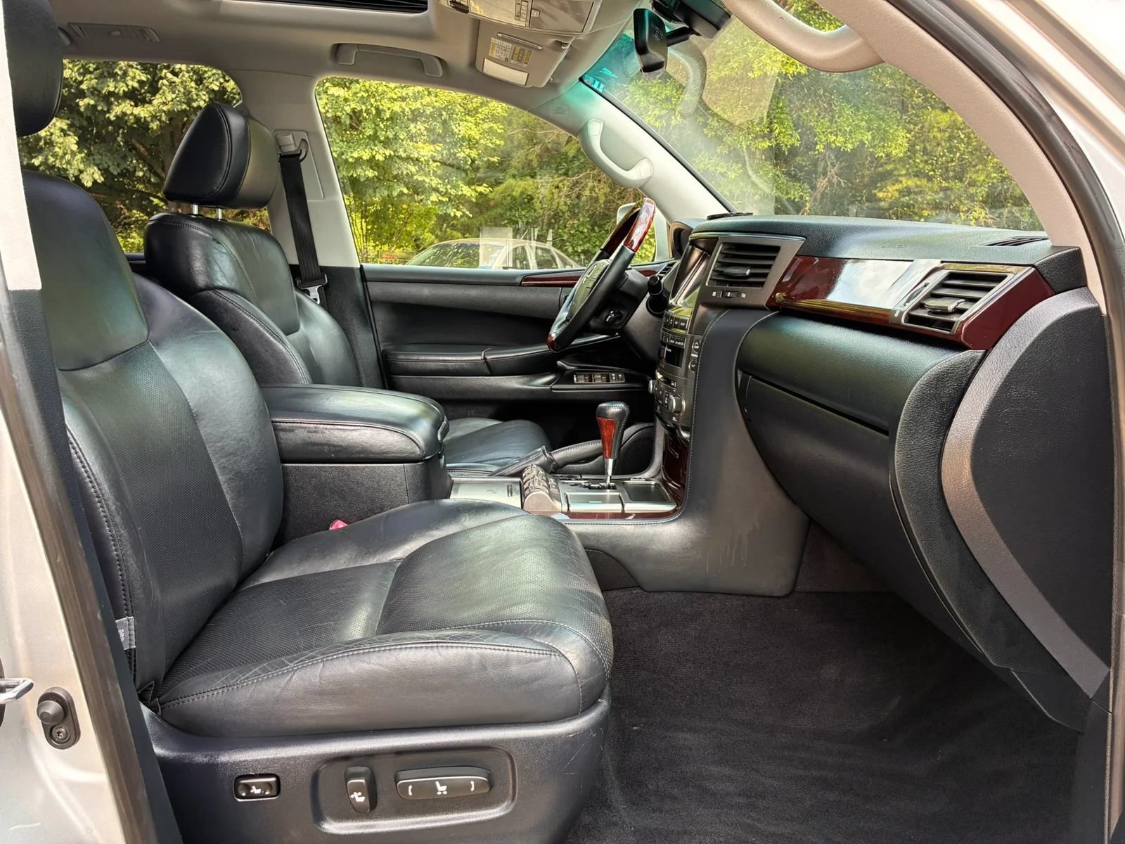 Used 2011 Lexus LX 570 4WD w/ Luxury Pkg image 47