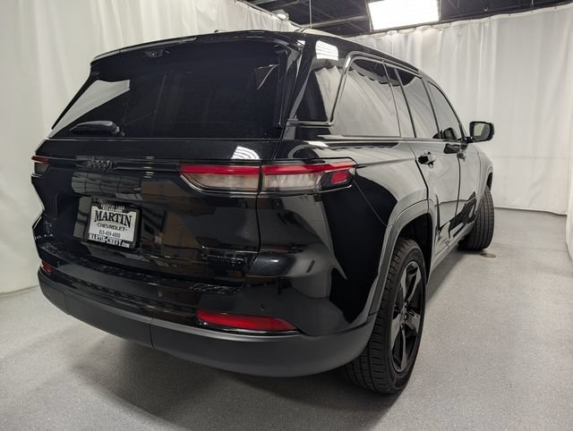 Used 2023 Jeep Grand Cherokee Limited w/ Luxury Tech Group II AWD/4WD image 3