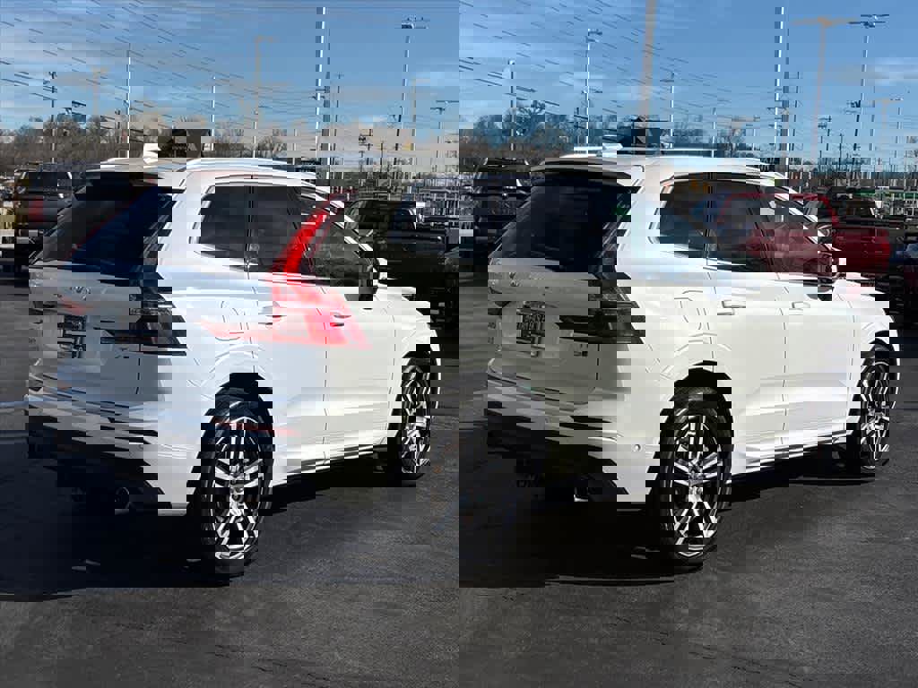 Used 2018 Volvo XC60 T6 Momentum w/ Convenience Package image 3