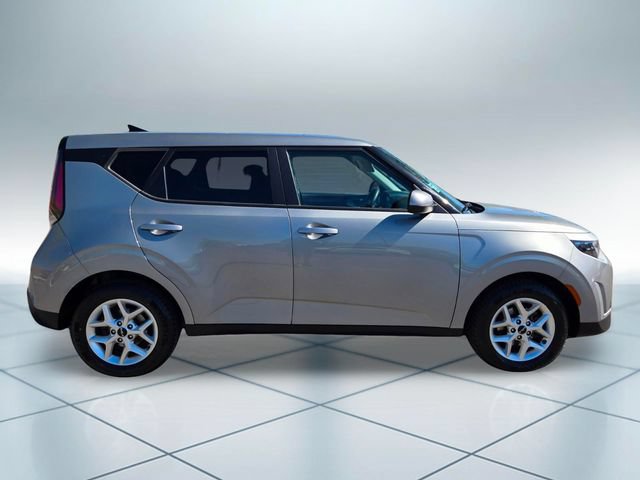 Used 2024 Kia Soul LX w/ Option Group 015 FWD image 4