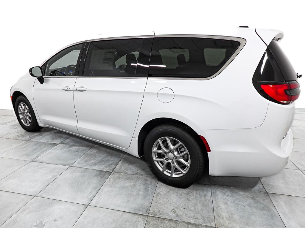 New 2027 Chrysler Pacifica Select FWD image 5