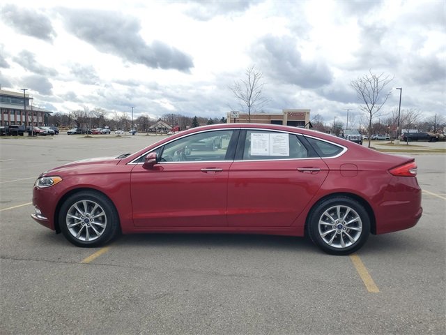Used 2017 Ford Fusion SE w/ Fusion SE Technology Package image 4