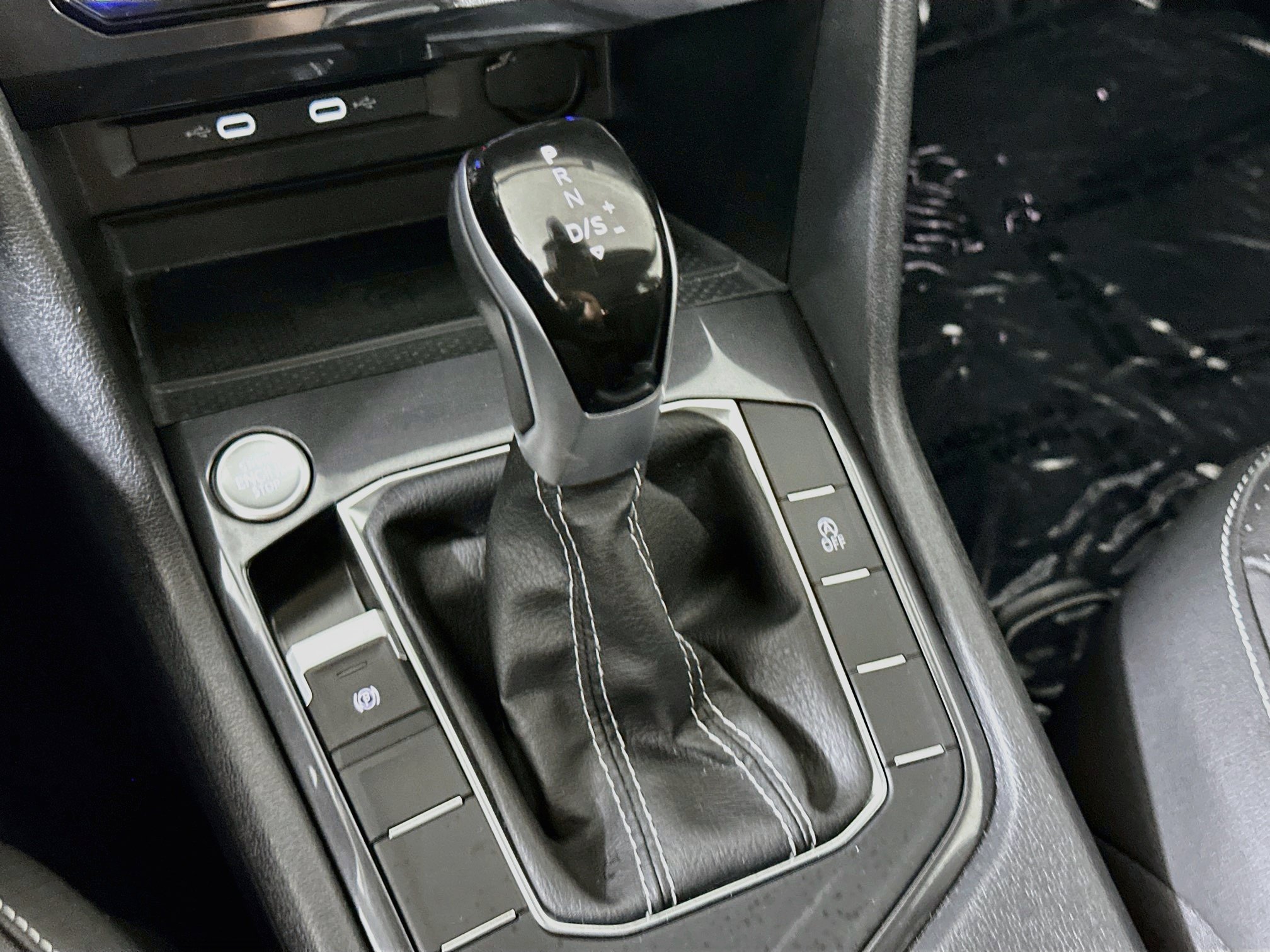 Used 2024 Volkswagen Tiguan SE w/ Panoramic Sunroof Package FWD image 24