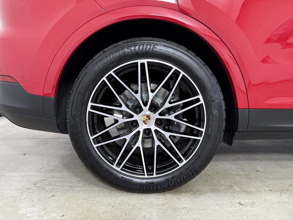 Certified 2025 Porsche Cayenne AWD/4WD image 16
