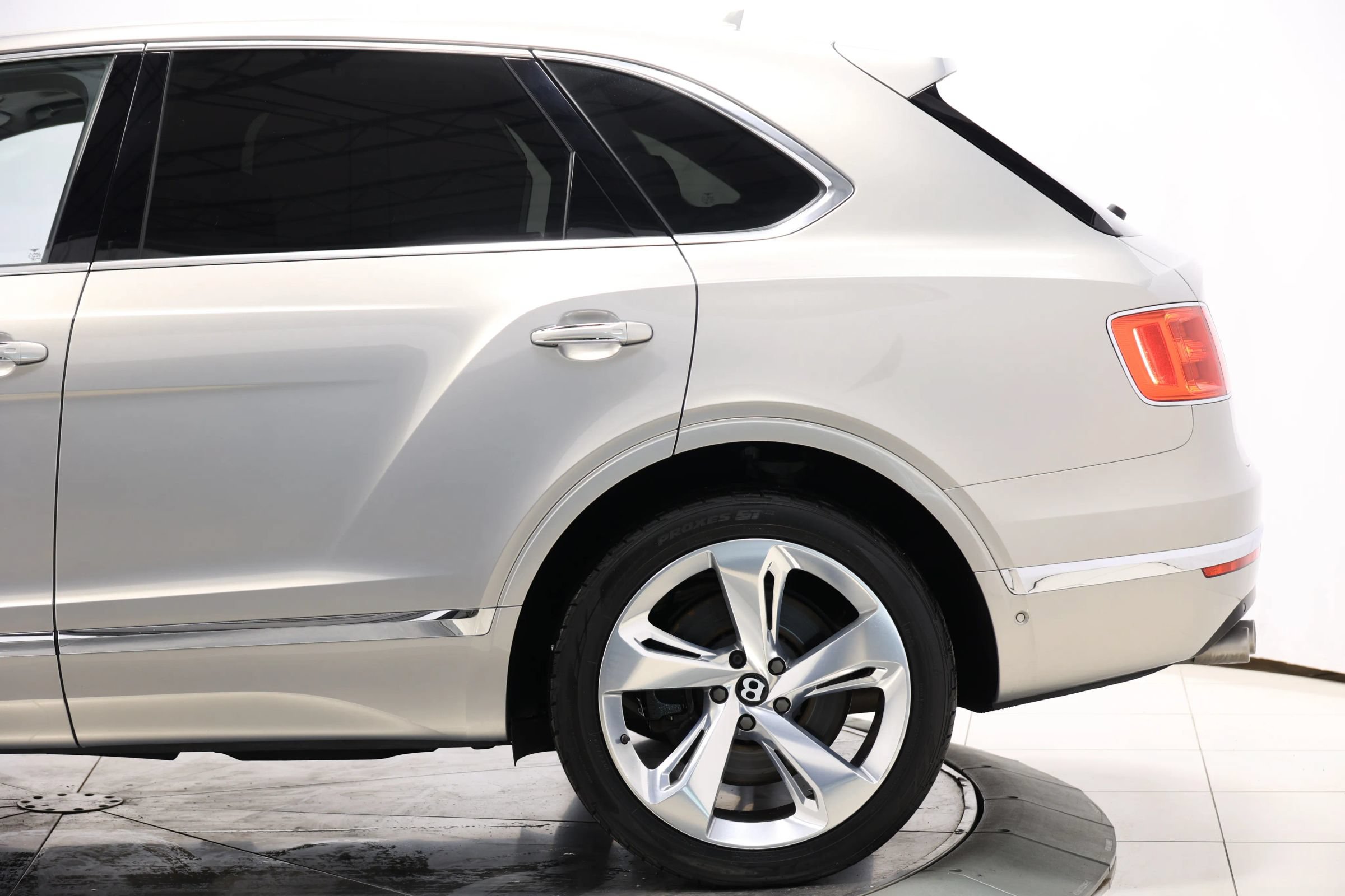 Used 2018 Bentley Bentayga Onyx Edition AWD/4WD image 10
