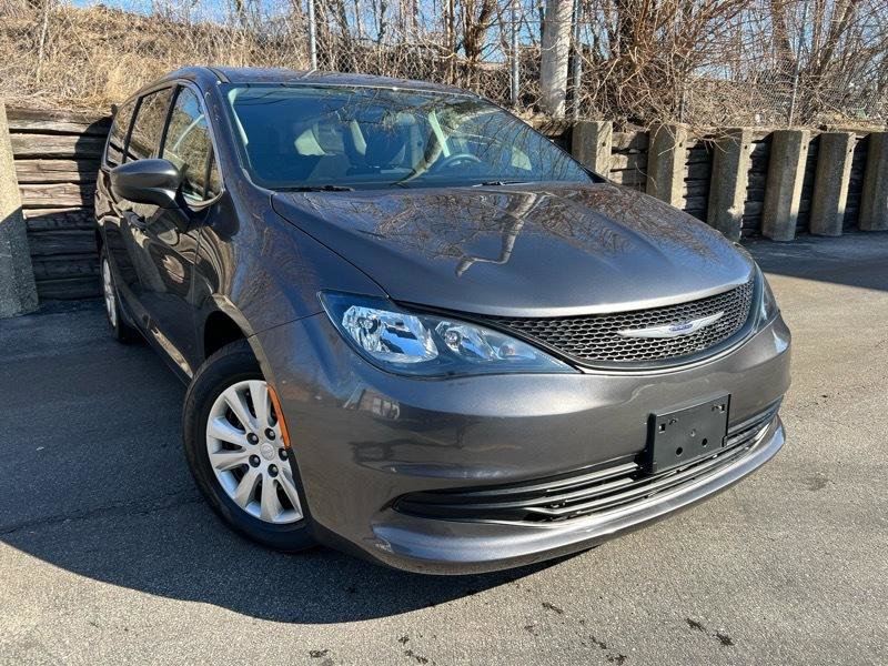 Used 2020 Chrysler Voyager L FWD image 3