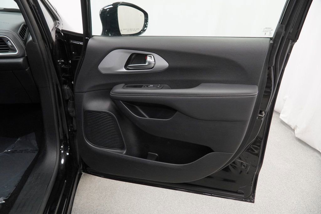 Certified 2024 Chrysler Pacifica Limited image 41