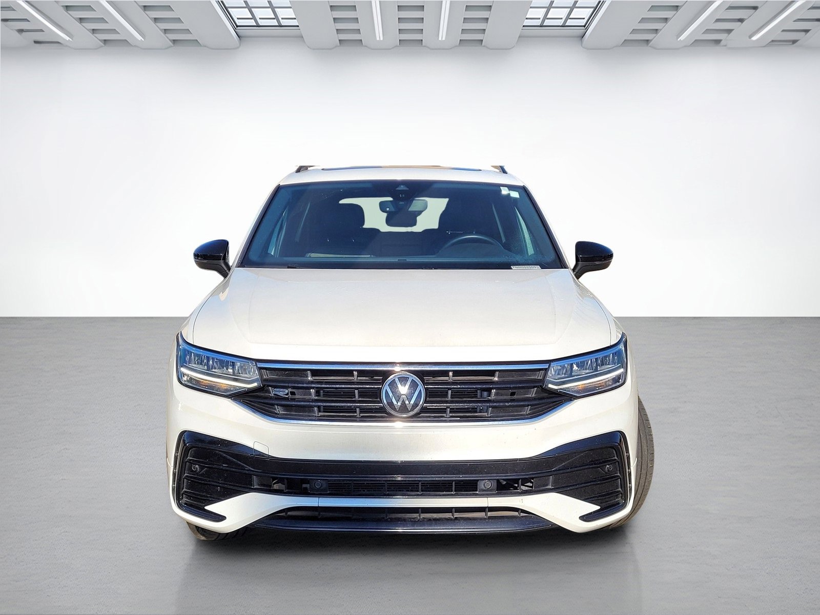 Used 2022 Volkswagen Tiguan SE R-Line image 2