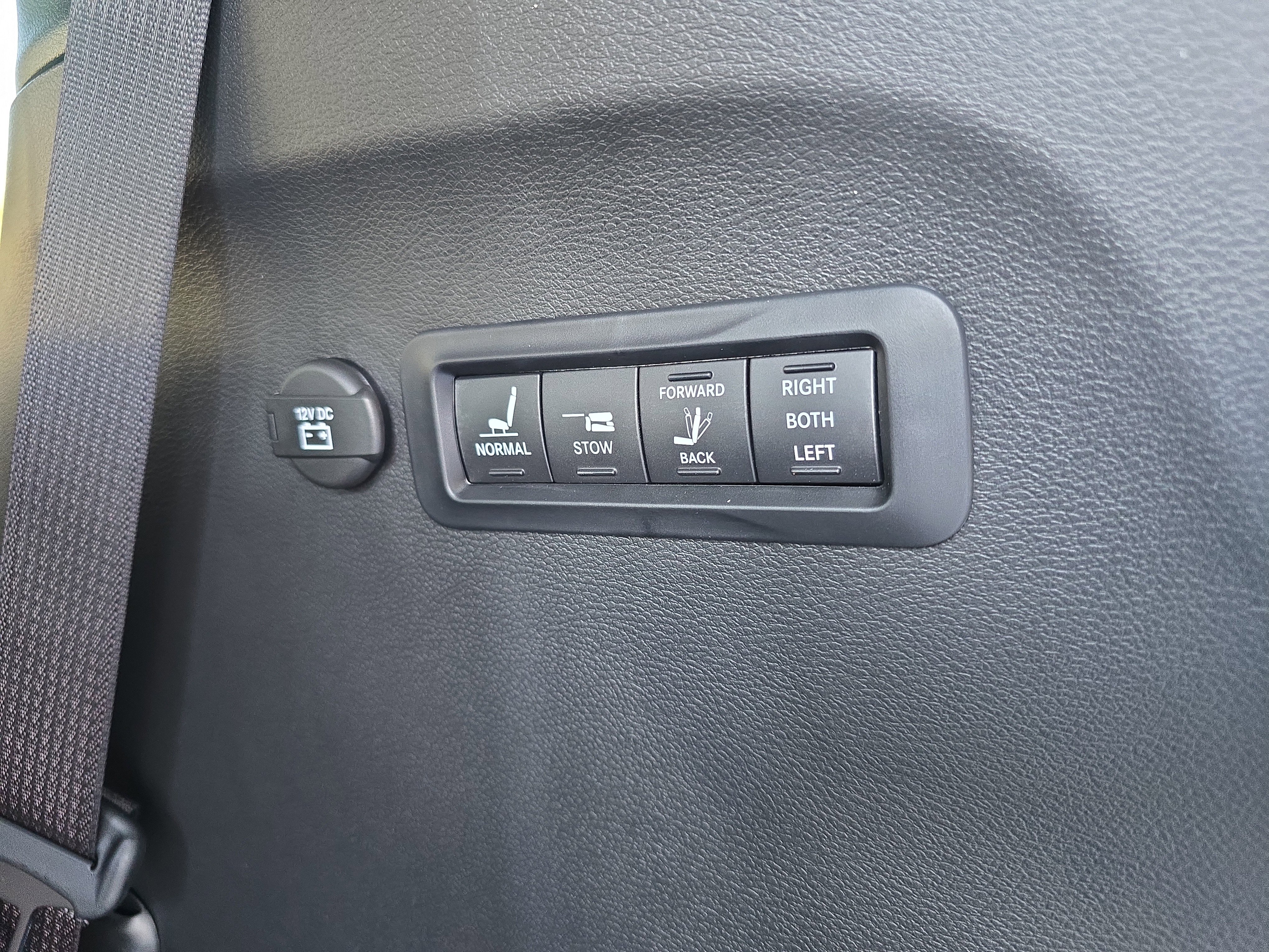 New 2026 Chrysler Pacifica Pinnacle image 6