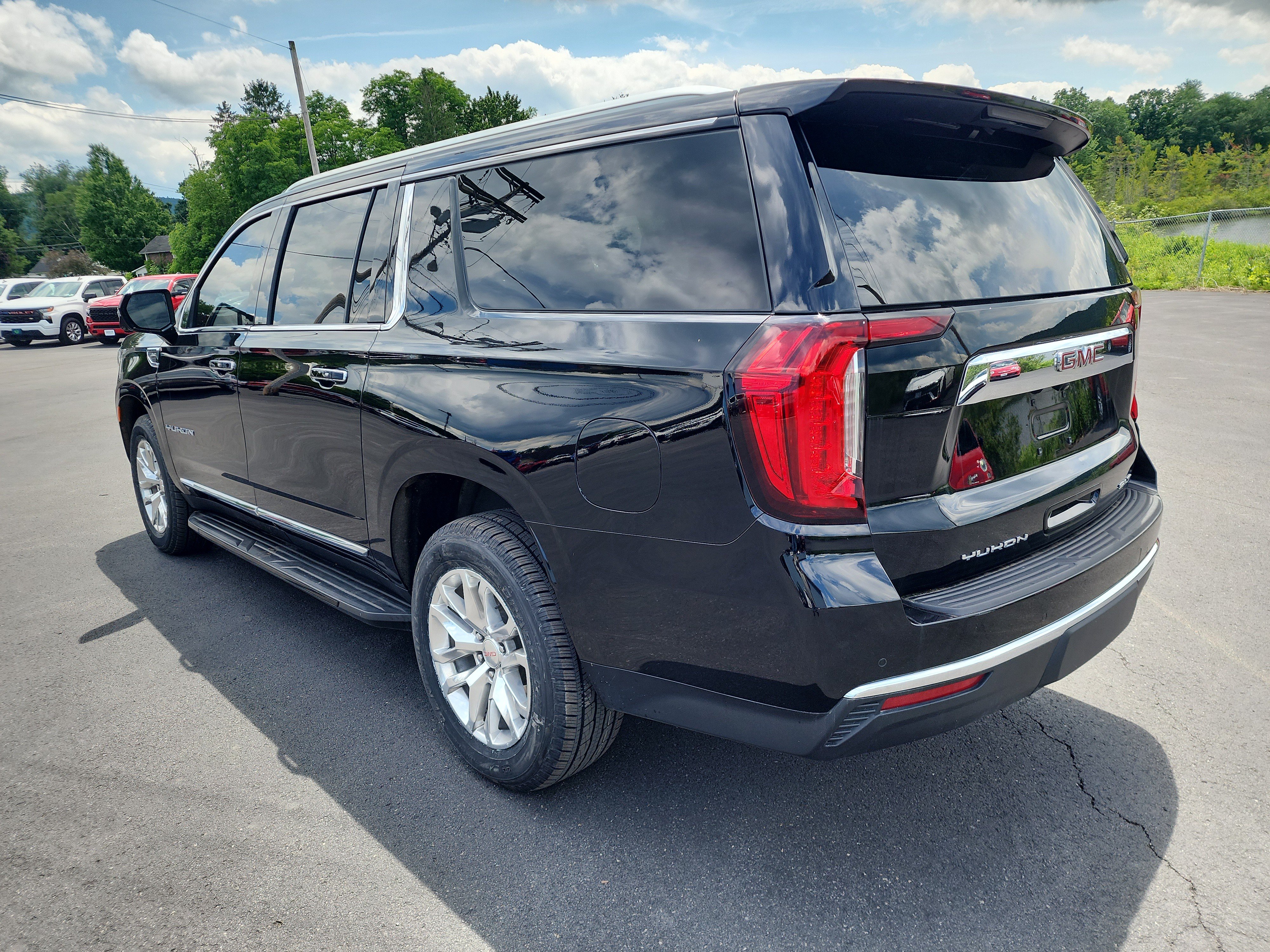 Certified 2024 GMC Yukon XL SLT w/ SLT Luxury Package AWD/4WD image 6