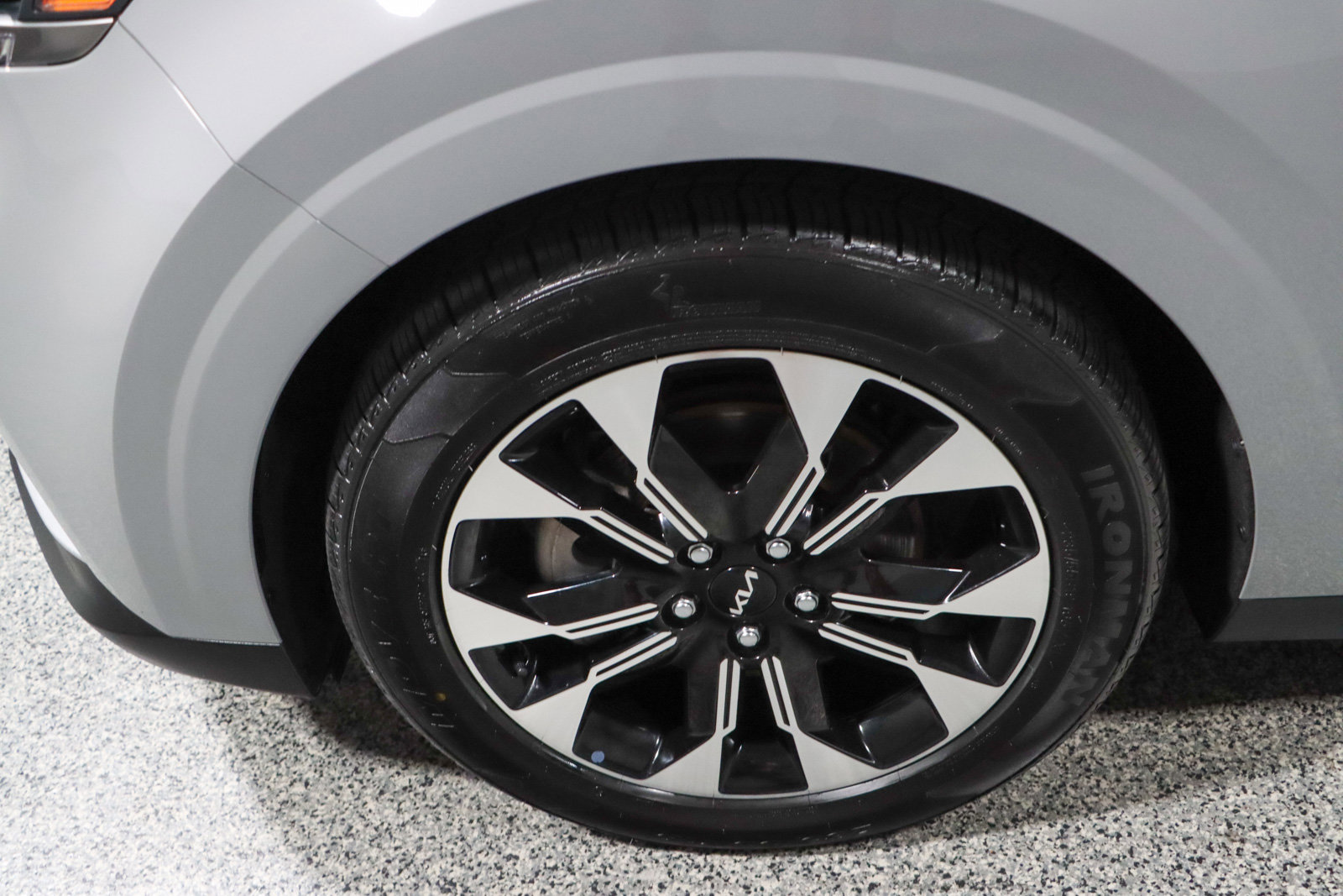 Used 2024 Kia Carnival EX image 11