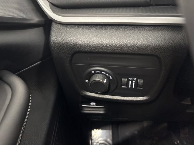 Used 2023 Jeep Grand Cherokee Altitude AWD/4WD image 38