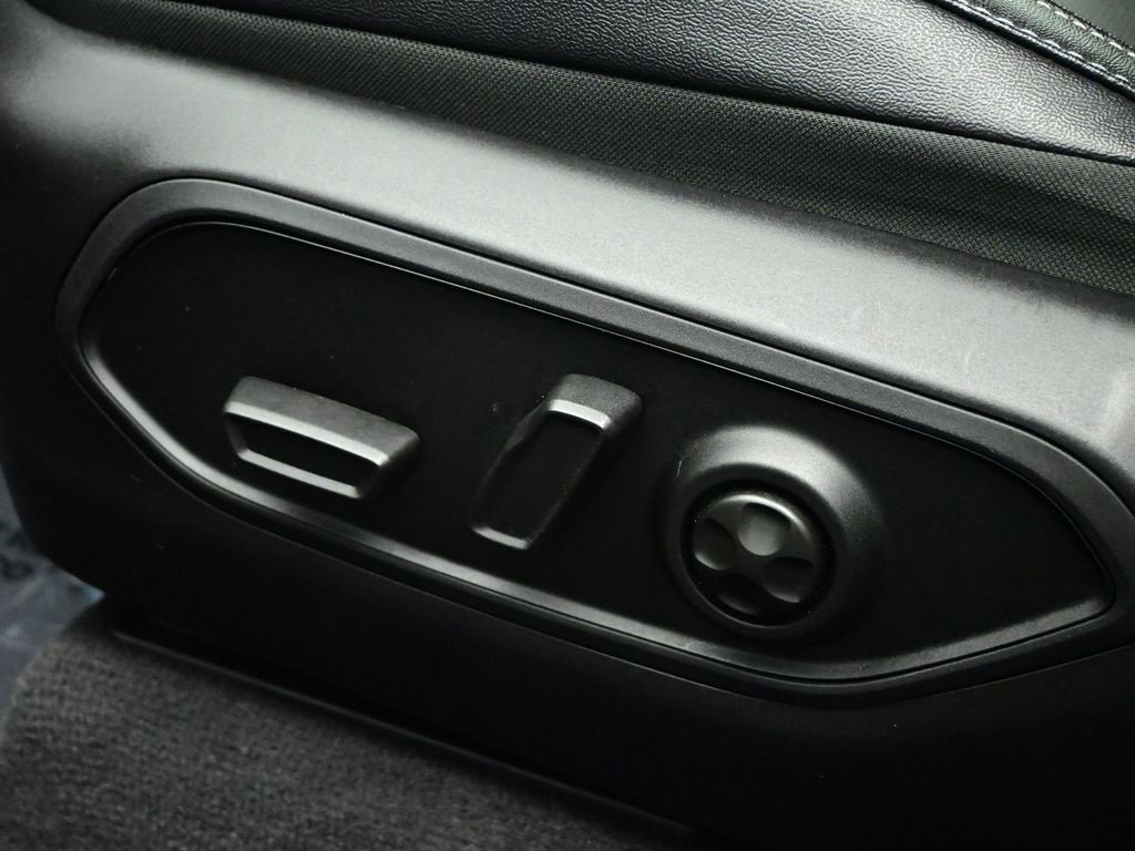 Used 2024 Jeep Grand Cherokee L Limited w/ Luxury Tech Group II image 17