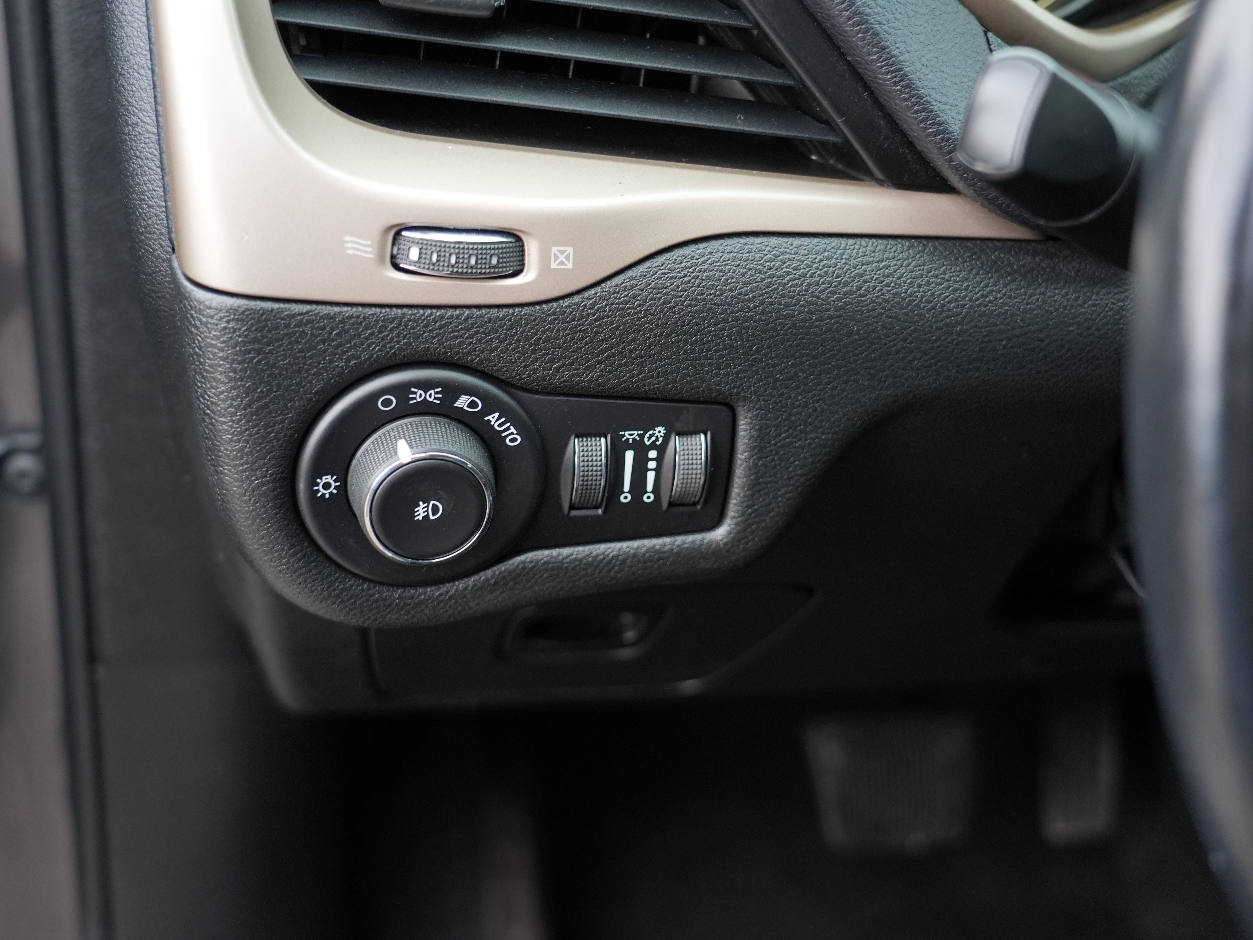 Used 2018 Jeep Cherokee Latitude AWD/4WD image 17