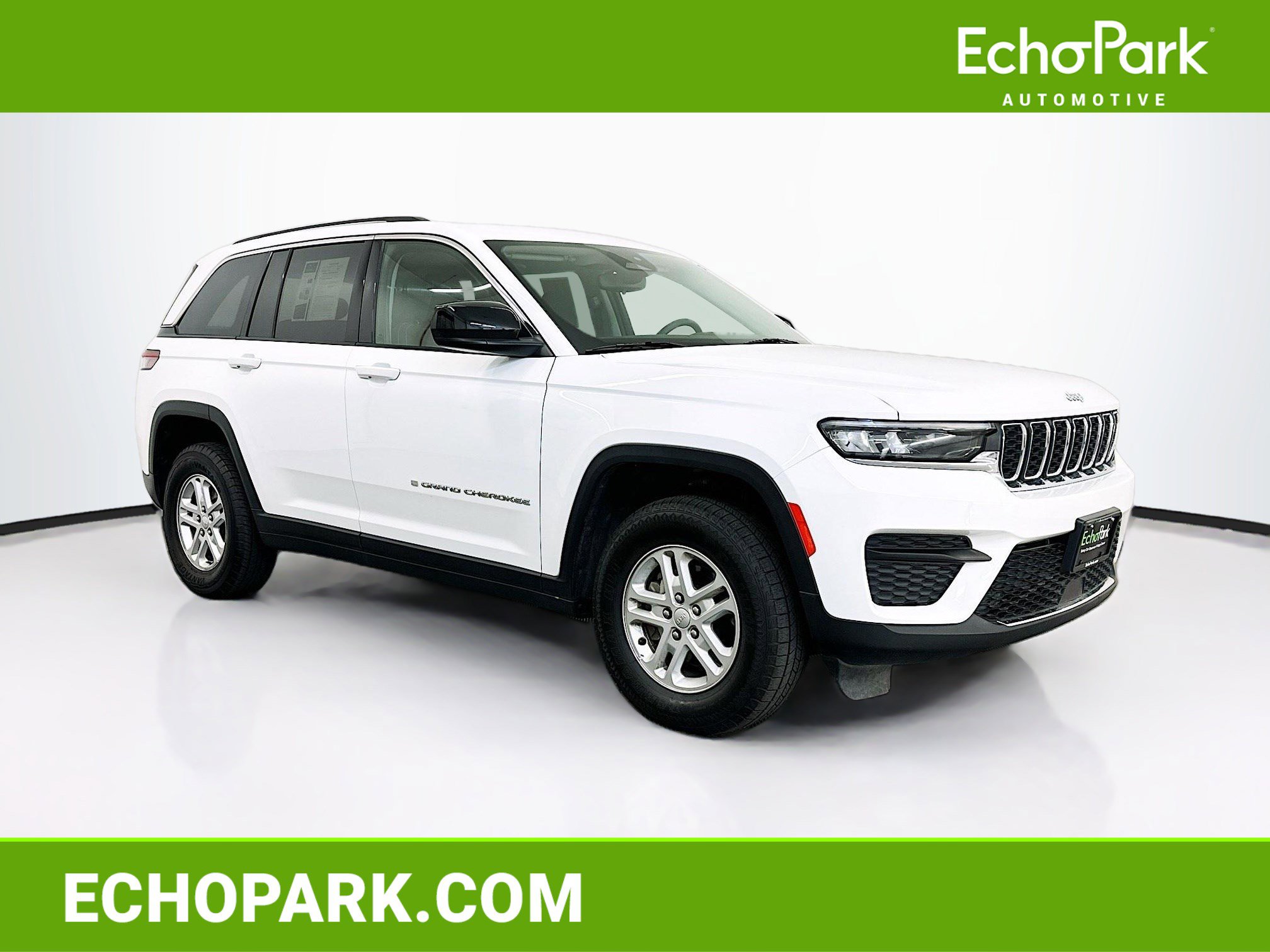 Used 2023 Jeep Grand Cherokee Laredo image 1