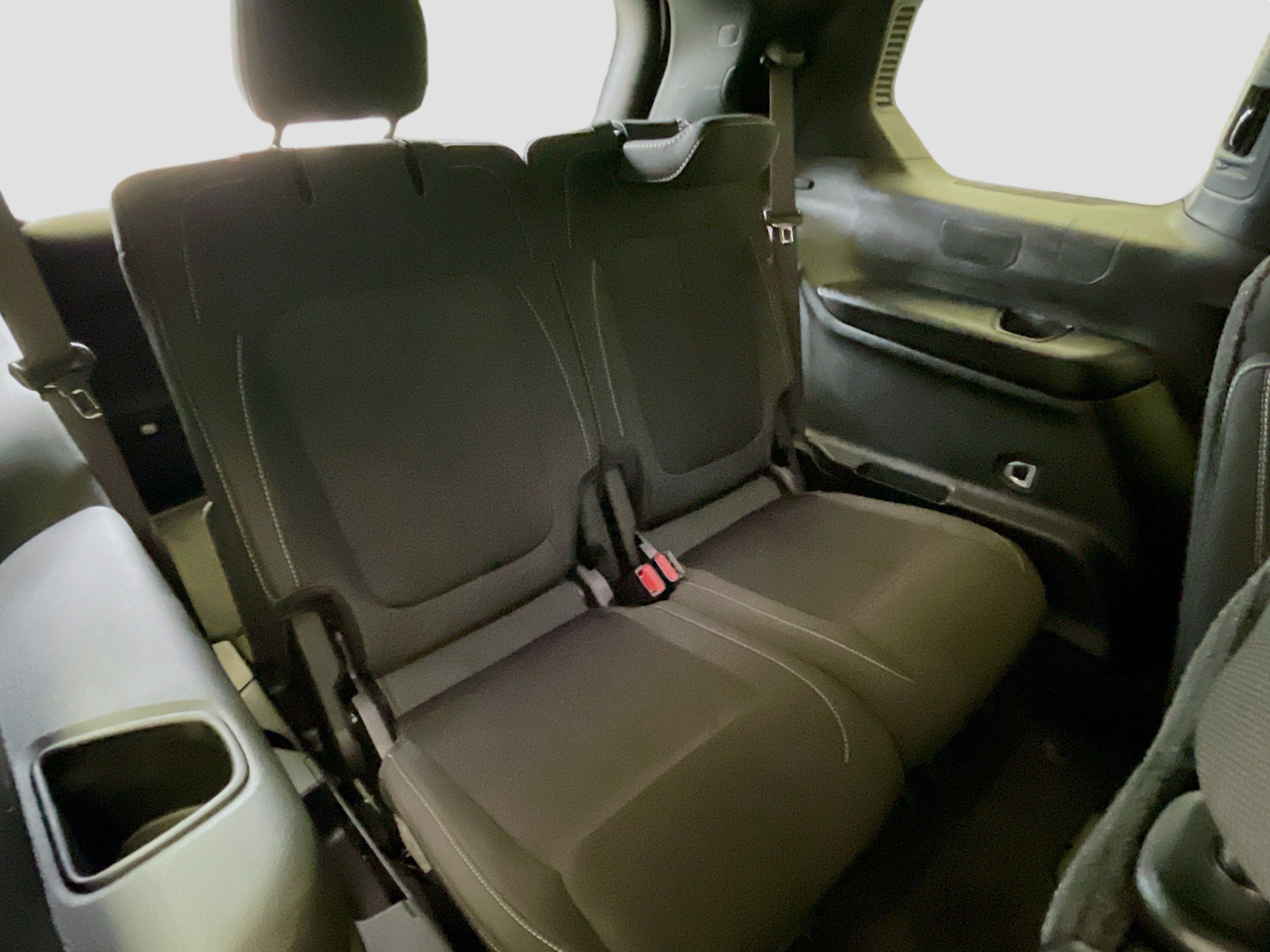 Used 2025 Jeep Grand Cherokee L Laredo RWD image 17