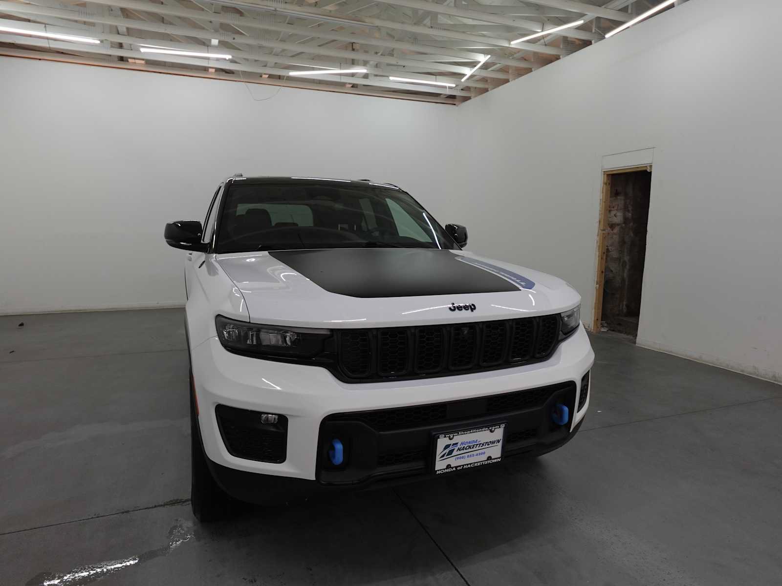 Used 2023 Jeep Grand Cherokee Trailhawk w/ Luxury Tech Group III AWD/4WD image 3